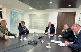 El embajador en Reino Unido, Roy Barreras, en una de las reuniones sostenidas en Bogotá con el MinDefensa, Iván Velásquez.