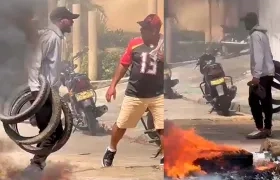 La quema de llantas en las afueras de la Casa de la Juventud de San Antero