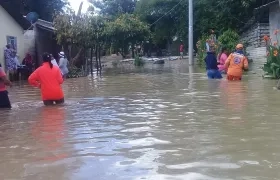 Con el agua hasta la cintura permanecen los pobladores de zonas aledañas a tres ríos desbordados en el Magdalena