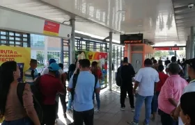 Personas esperando una ruta en la estación Pacho Galán.