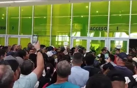 Decenas de candidatos a Asamblea, Concejo y JAL aglomerados en el Centro de Eventos.