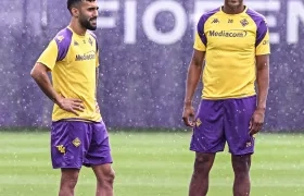 Yerry Mina en un entrenamiento con el argentino Nico González.