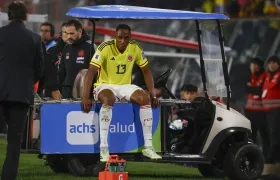 Yerry Mina salió lesionado en el partido contra Chile, en Santiago.