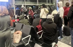 Los ciudadanos africanos permanecen en el área de salidas internacionales