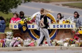 Altar en honor los estudiantes asesinados en el colegio. 