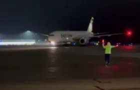 Avión con la llegada de migrantes. 