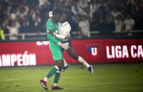 Alexander Domínguez celebra el título con su compañero Jhojan Julio.