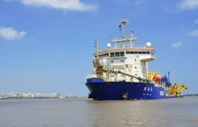 La draga que estaba trabajando en el canal de acceso.