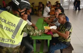Los habitantes de la calle recibieron desayuno. 