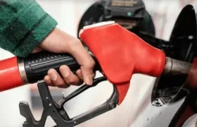 Tanqueando un vehículo con gasolina. 