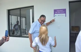 El alcalde Roberto Celedón y la Gobernadora Elsa Noguera en la entrada de la Casa de la Mujer. 