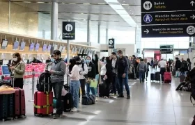 Largas filas en el aeropuerto El Dorado. 