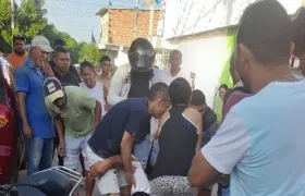 Momento en que la víctima era auxiliada para ser llevada al Hospital General de Barranquilla. 
