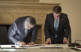 Luis Fernando Velasco y Joaquín de Arístegui firmando el convenio.