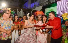 María Victoria Vargas recibió su decreto por parte del Alcalde Rodolfo Ucrós.