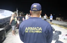 Migrantes rescatados por la Armada Nacional. 