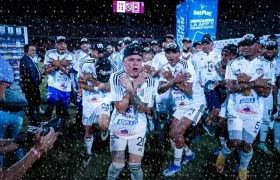 Los jugadores de Junior en medio de la nevada.