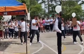 Padre bailando con retrato de su hija fallecida.