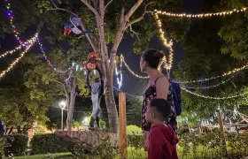 Alumbrado navideño en el parque Los Fundadores.