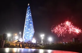 Una hermosa imagen nocturna de la imponente Ventana de Sueños en Puerto Colombia