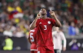 Andrés Reyes, de Colombia, celebra su gol durante el amistoso ante México.