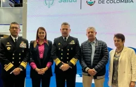 Funcionarios del Ministerio de Salud y oficiales de la Armada Nacional tras la firma del convenio.