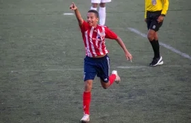 Carlos Daniel Bacca celebra el gol con el que abrió la cuenta ante La Jaula. 