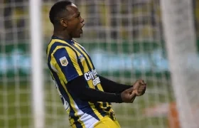 El colombiano Jaminton Campaz celebra su gol ante River Plate. 