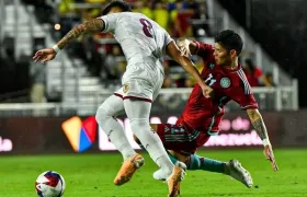 Jorman Campuzano intenta detener el avance de un jugador rival. 