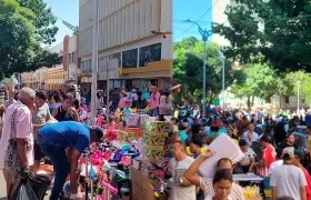 Dos imágenes del Centro de Barranquilla lleno de compradores en este puente del 24 de diciembre