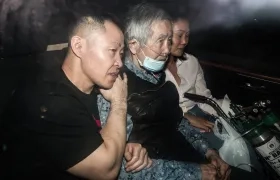  El expresidente peruano Alberto Fujimori junto a sus hijos Keiko y Kenji, a la salida del penal.