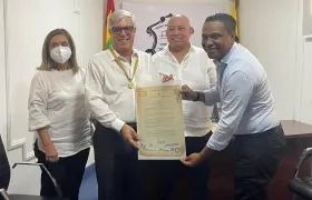 Ramón Dávila, el homenajeado, junto a los concejales Juan Carlos Ospino y Freddy Barón. Con ellos, la secretaria del Cabildo, Patricia Ríos