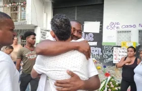 Genaro González se abraza con familiares luego de conocer la noticia sobre la captura del presunto asesino de su hija