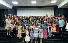 Grupo de deportistas premiados por el club Gymnastics Gold. 