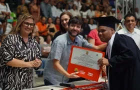El alcalde Jaime Pumarejo y la secretaria de Educación, Bibiana Rincón, con uno de los graduandos