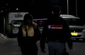 La Policía de Bogotá en el terreno baldío en el que fueron hallados los dos cuerpos.