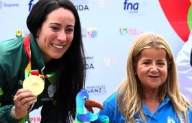Mariana Pajón en los pasados Juegos Nacionales junto a la gobernadora del Atlántico, Elsa Noguera. 