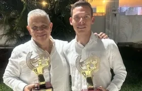 José Acevedo, presidente de la Federación Colombiana de Patinaje, y Andrés Jiménez, Deportista del Año 2023.