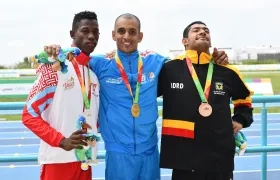 José Flórez (centro) logró el oro en el lanzamiento de la jabalina. 