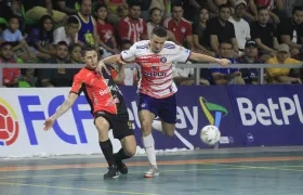 Acción del partido entre Independiente Barranquilla y Estrellas del Deporte, en el coliseo Elías Chegwin. 