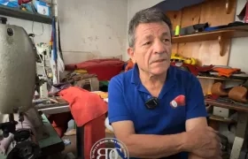 Rafael Torres en su taller, con sede en Bogotá.