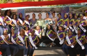 La reina Melissa Cure, la gerente de Carnaval Sandra Gómez y las reinas populares 2024.