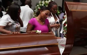 Amigos y familiares en la velación del alcalde de Guachené, Elmer Abonía Rodríguez