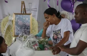 Familiares de Michel Dayana González frente a su ataúd en el polideportivo de Cali