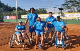 Delegación de tenis del Atlántico, encabezada por Eliécer Oquendo. 