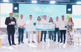 El gerente de Clientes Comerciales e Industriales de Triple A, Alberto Polifroni, con los líderes comunitarios destacados en 2023