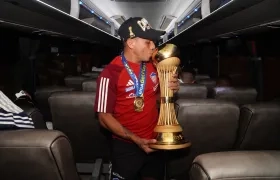 Vladimir Hernández con el trofeo de campeón en el avión que trajo al Junior de regreso a Barranquilla. 