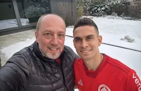 Santos Borré con el presidente del Inter, Alessandro Barcellos.