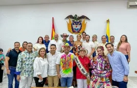 Comitiva del Carnaval de Barranquilla junto a los concejales.