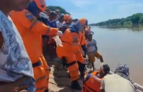 Momento en que fue sacado el cuerpo del menor del Canal del Dique. 